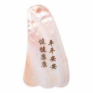 Gua sha z mušloviny tvar ploutve s čínskými znaky 10 cm - délka cca 10 cm